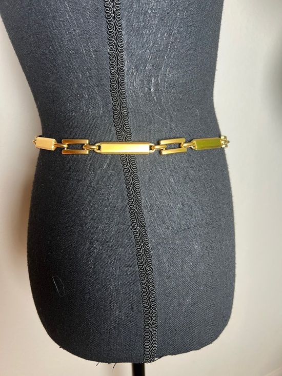 ESCADA Women’s Matt Gold Tone Rectangle Chain Link Vintage Adjustable Belt main image 10